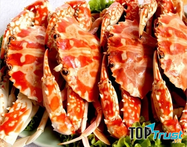Đĩa ghẹ màu đỏ cam rất bắt mắt, thịt ghẹ trắng phau, tươi ngon, mùi thơm thoang thoảng dậy lên, chỉ mới ngửi thôi đã thấy thèm. Ngồi bên bờ biển nhâm nhi ghẹ cùng chai bia còn gì tuyệt vời hơn.