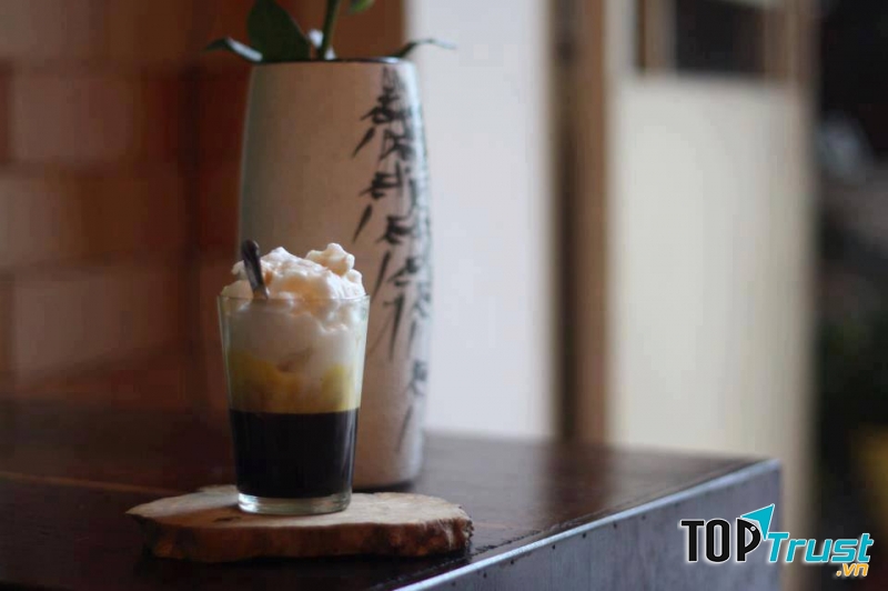 Muốn thưởng thức ly cà phê trứng muối ngon thì nên đến với Ghế Gỗ Café