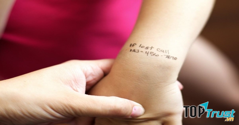 Ghi lại số điện thoại để nhanh chóng tìm được con trong trường hợp bị lạc