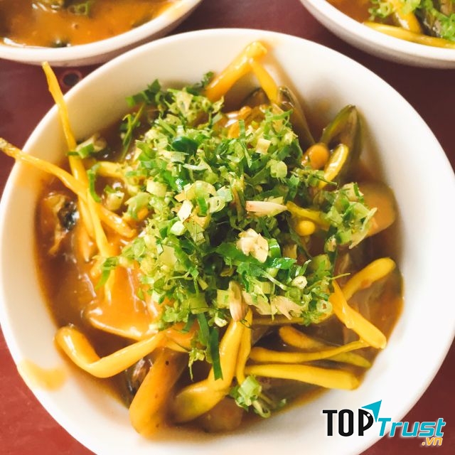 Hai món được yêu thích nhân của quán là món giá bể xào và gỏi giá bể.