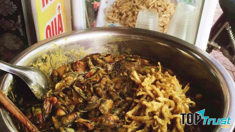 Gía bể và nem thính Lương Khánh Thiện