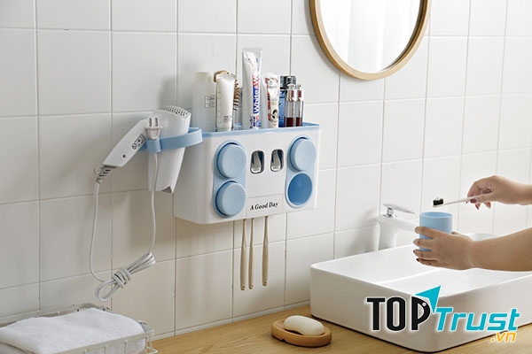 Với tần suất sử dụng 2-3 lần một ngày và ảnh hưởng từ môi trường nhà tắm, nhà vệ sinh ẩm thấp, giá đựng bàn chải chứa hàng triệu con vi khuẩn như E.coli, Candida…
