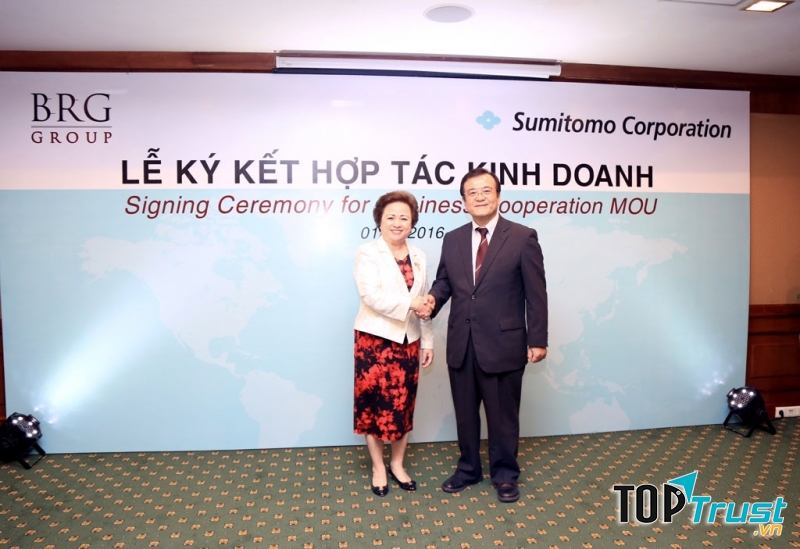 Bà Nguyễn Thị Nga trong lễ kí kết kinh doanh giữa Tập đoàn BRG và Sumitomo