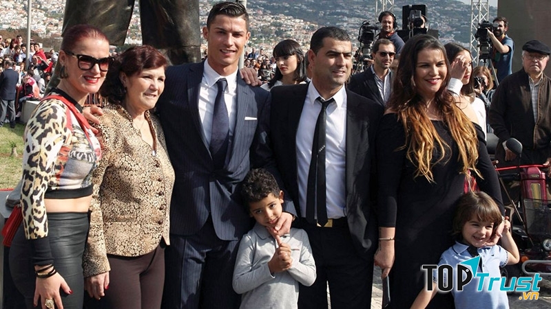 Đại gia đình của Cristiano Ronaldo