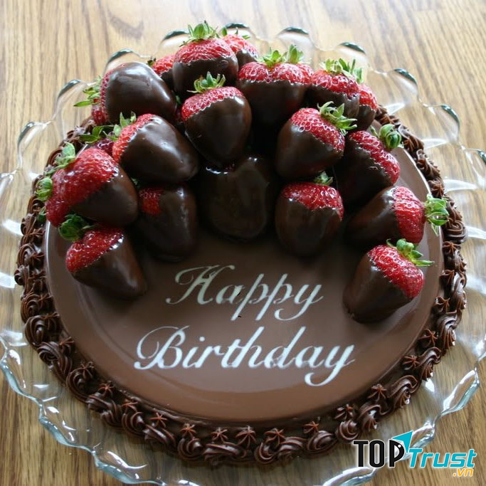 Bánh thơm mềm, xốp mịn, lớp socola tan chảy phủ phía trên sóng sánh thu hút ánh nhìn