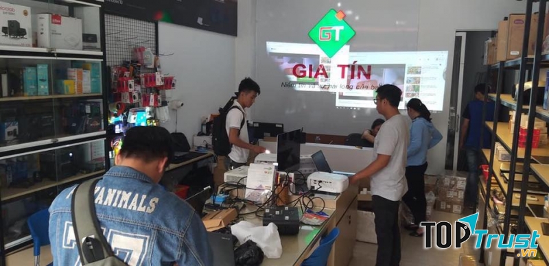 Khách hàng đến đặt máy chiếu tại Gia Tín Computer