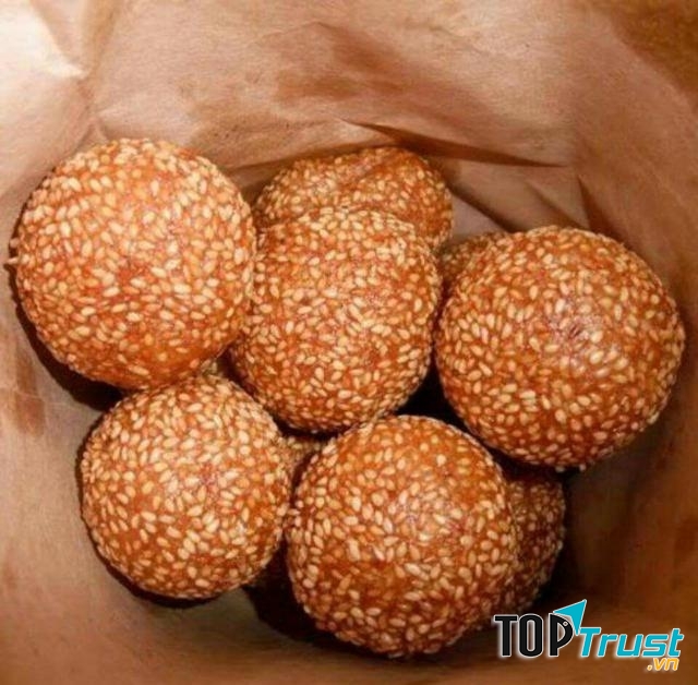 Bánh giòn rụm, được lăn qua một lớp mè nên rất thơm.