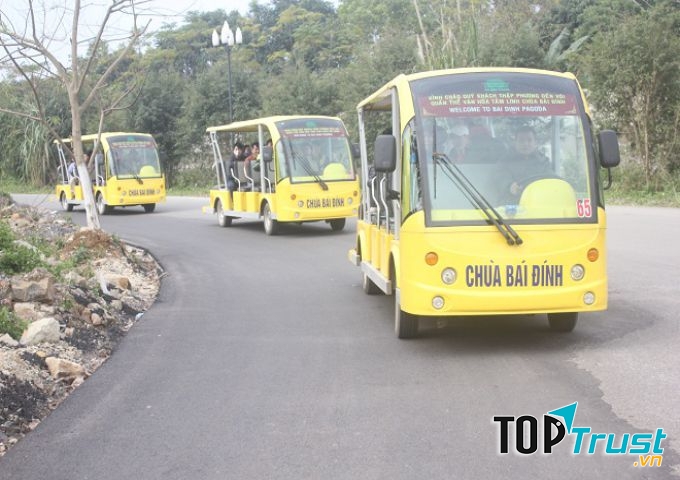 Lựa chọn xe điện để tham quan Bái Đính