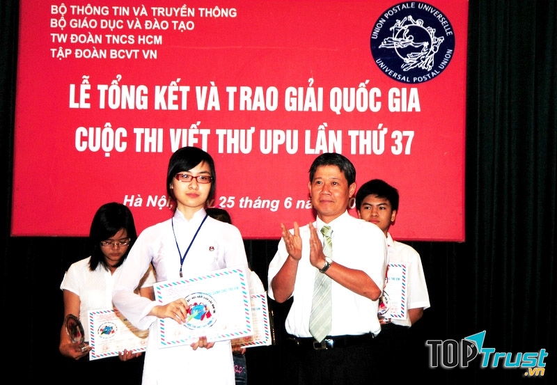 Hồ Thị Quế Chi tại Lễ trao giải cuộc thi viết thư quốc tế UPU lần thứ 37