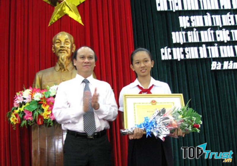 Hồ Thị Hiếu Hiền tại Lễ trao giải cuộc thi viết thư quốc tế UPU lần thứ 39