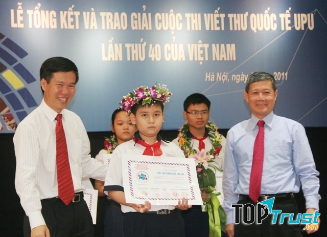 Huỳnh Minh Hiếu tại Lễ trao giải cuộc thi viết thư quốc tế UPU lần thứ 40