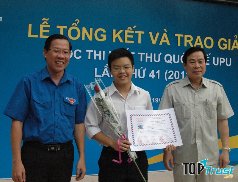 Nguyễn Đăng Quý Minh tại Lễ trao giải cuộc thi viết thư quốc tế UPU lần thứ 41