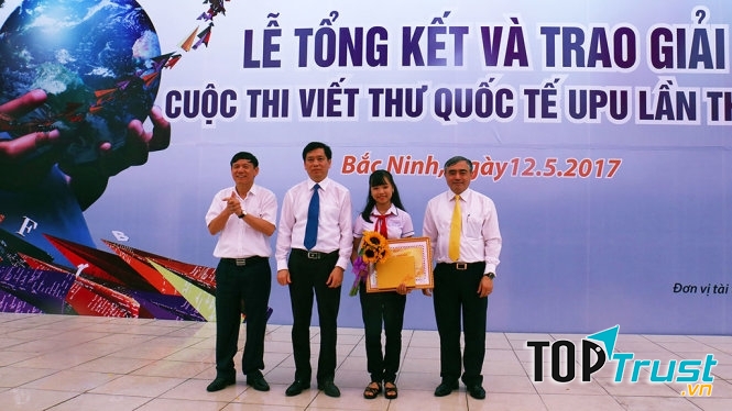 Nguyễn Đỗ Huyền Vi tại Lễ trao giải cuộc thi viết thư quốc tế UPU lần thứ 46