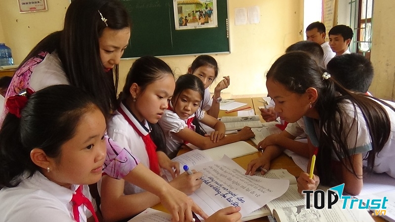Giáo viên đang giải thích cho học sinh.