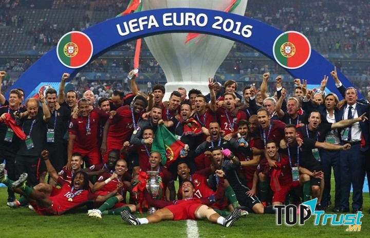 Bồ Đào Nha lần đầu tiên lên ngôi vương tại giải đấu vô địch Châu Âu.
