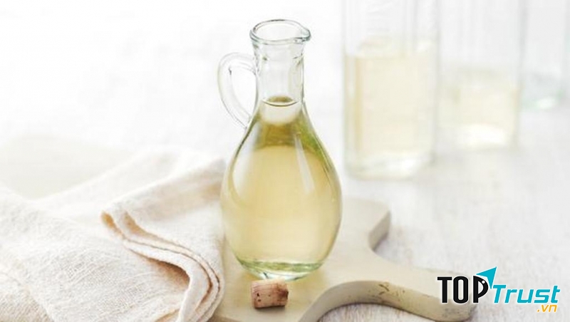 Giấm có công dụng tuyệt vời trong chữa mùi hôi chân, có thể thoa trực tiếp hoặc ngâm chân hàng ngày.