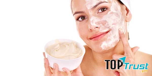 Đắp hỗn hợp cà chua sữa chua.