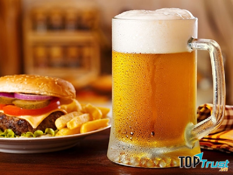 Uống bia vào bữa ăn