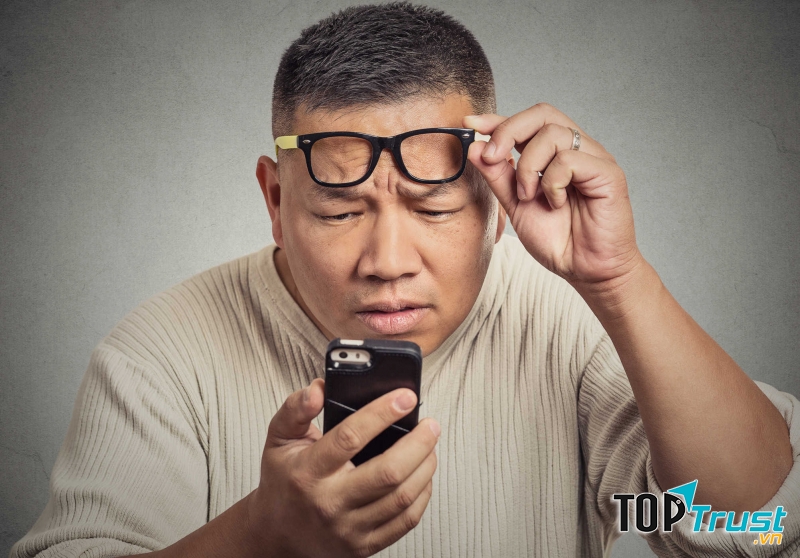 Thức khuya là nguyên nhân khiến mắt bị khô, mỏi.