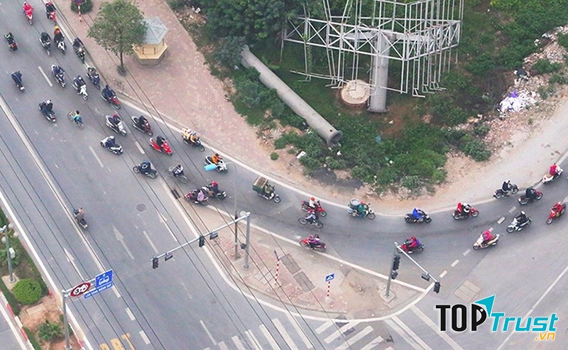 Khi đến ngã rẽ nên giảm tốc độ