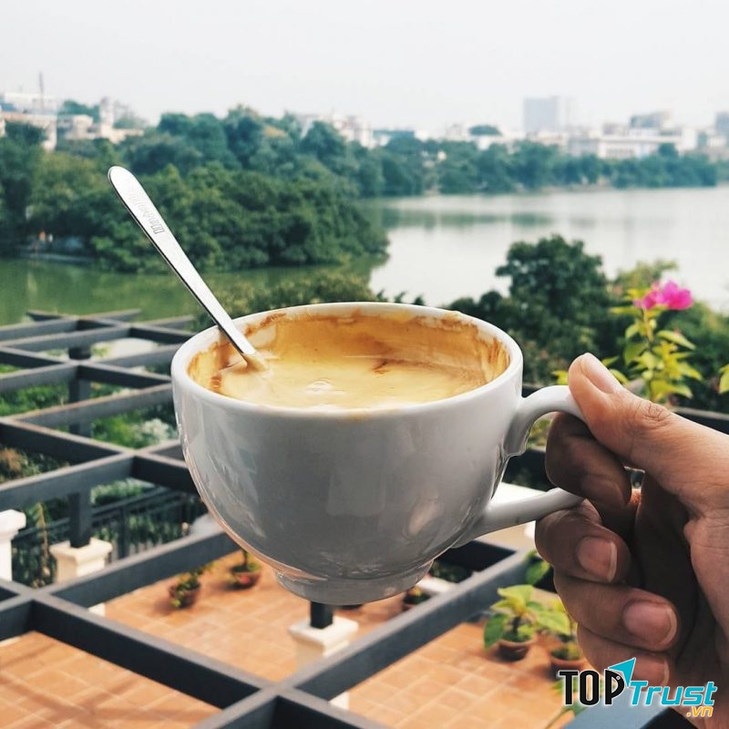 Từ Giảng Cafe có thể ngắm Hồ siêu đẹp