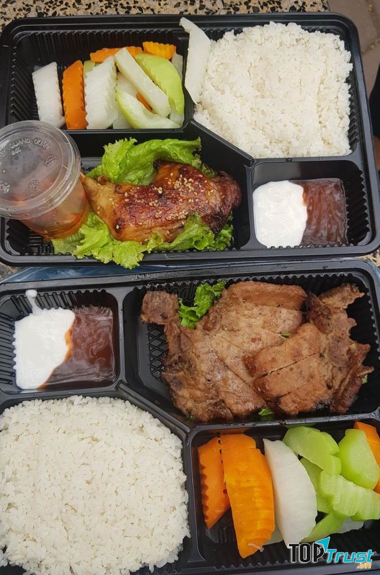 Cơm khi giao đến tay khách hàng vẫn đảm bảo độ ngon và mềm, phần cơm nhiều ăn no căng bụng.