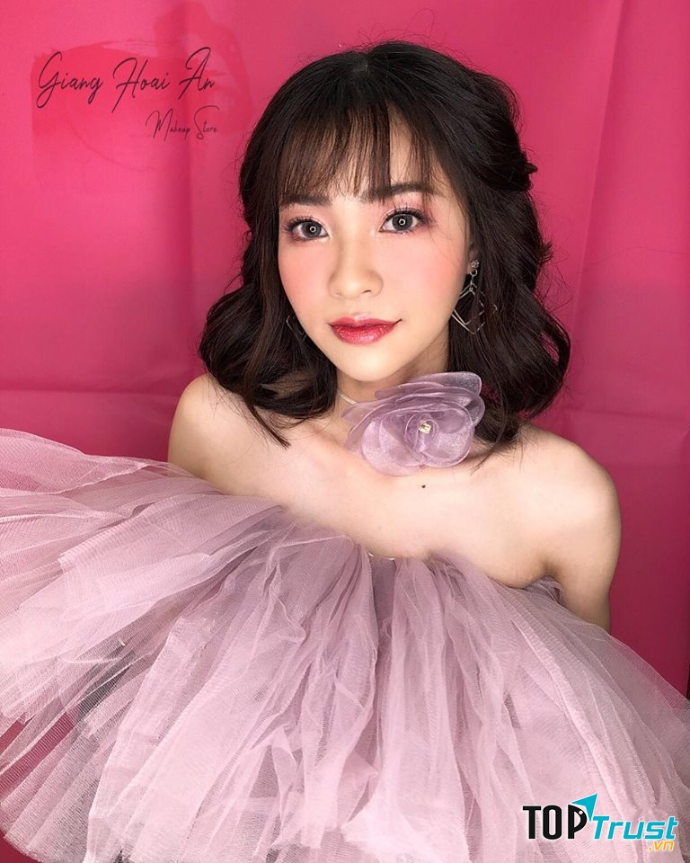 Giang Hoai An makeup store