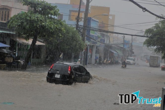 Xe hơi bị chế máy tại đường Lã Xuân Oai, Quận 9, TPHCM