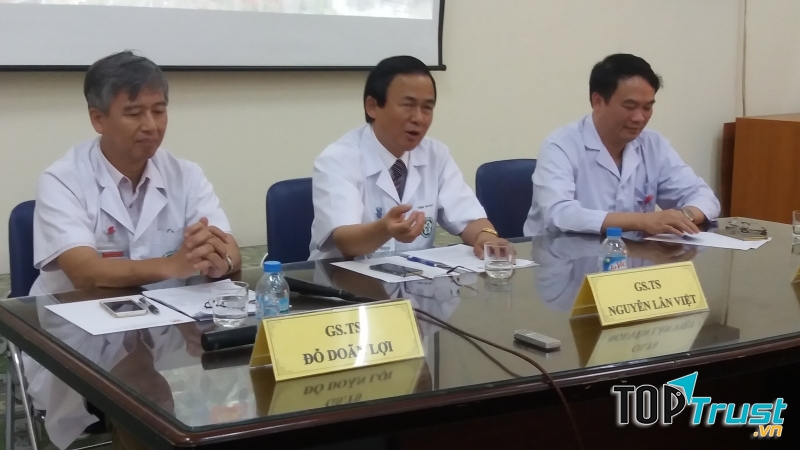 Giáo sư trong một buổi tư vấn sức khỏe tim mạch