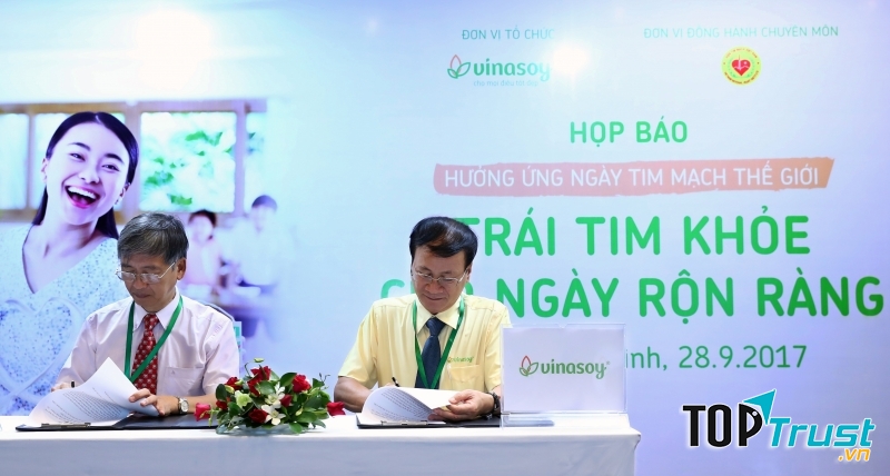 Giáo sư (bên tay trái) trong một buổi họp báo