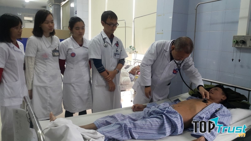 Giáo sư thăm khám và hướng dẫn các bác sĩ thực tập