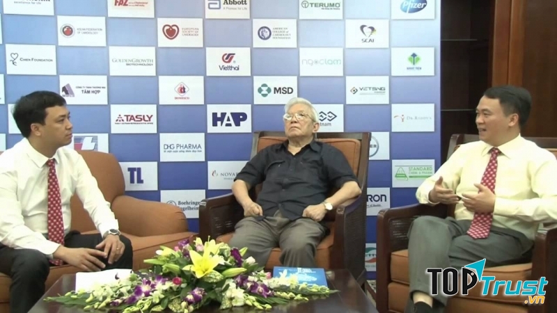 Hình ảnh giáo sư trong một buổi tọa đàm