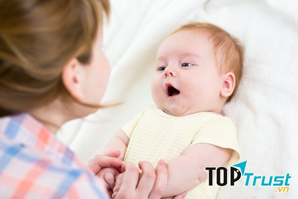 Khi gần được 6 tuần tuổi bé của bạn bắt đầu thật sự cười với bạn