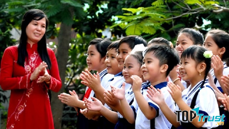 Giáo viên và học sinh trong giờ ngoại khóa