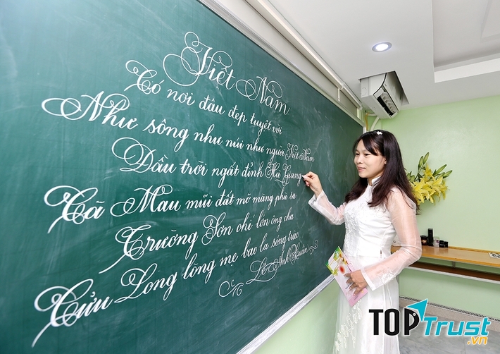 Giáo viên viết chữ sạch đẹp