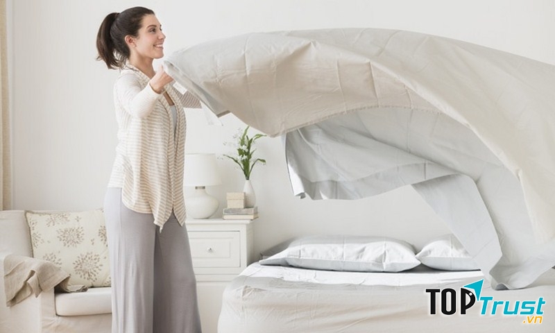 Trải ga nệm sau khi vệ sinh mọi thứ từ nệm đến chăn ga gối nệm