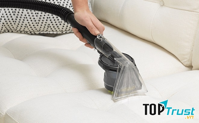 Dùng máy hút bụi để vệ sinh nệm