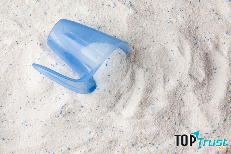 Sử dụng muỗng của nhà sản xuất để định lượng bột giặt cần dùng