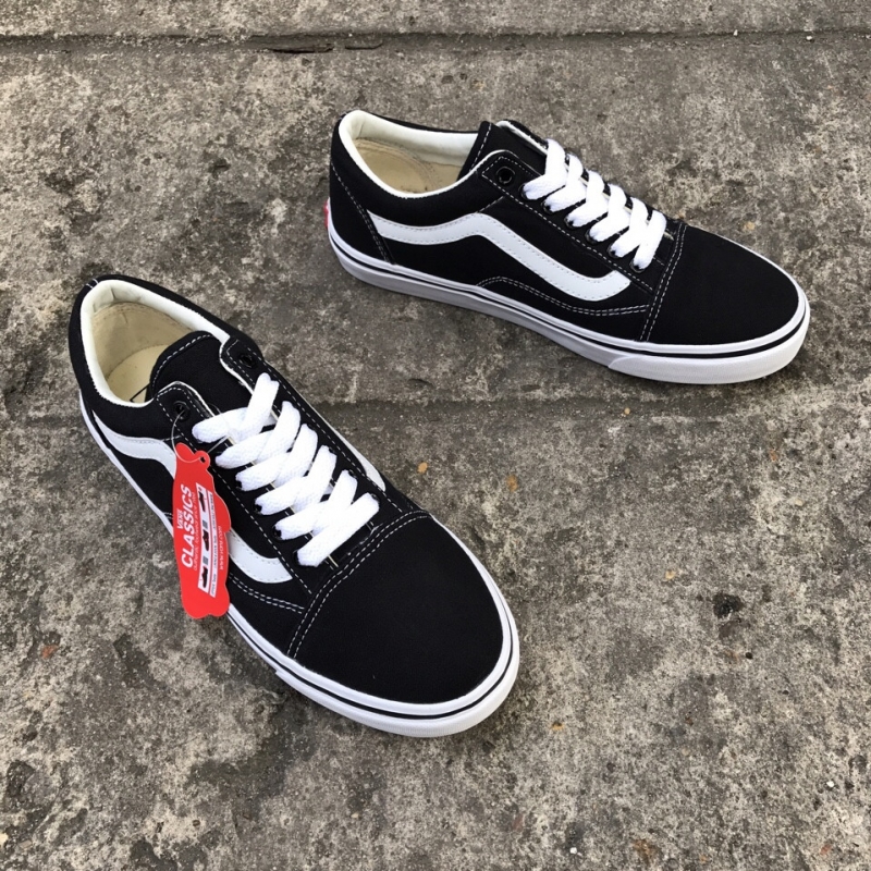 Giày Vans chính hãng có giá 1.100.000 đồng.
