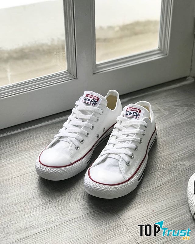 Để tạo được sự thuận lợi khi mua sắm, cửa hàng giày 2hand Xì Phố còn thường xuyên cập nhật nhiều mẫu mã mới để bạn có thêm nhiều lựa chọn phù hợp với bản thân. 