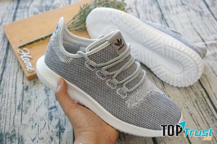 Trên tay đôi giày của shop