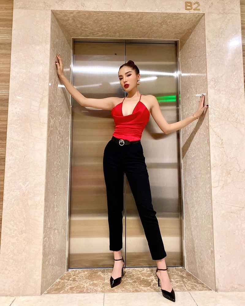 Giày cao gót kết hợp búi tóc cao