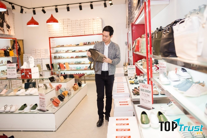 Bên trong Shop giày Juno vô cùng đa dạng mẫu mã.