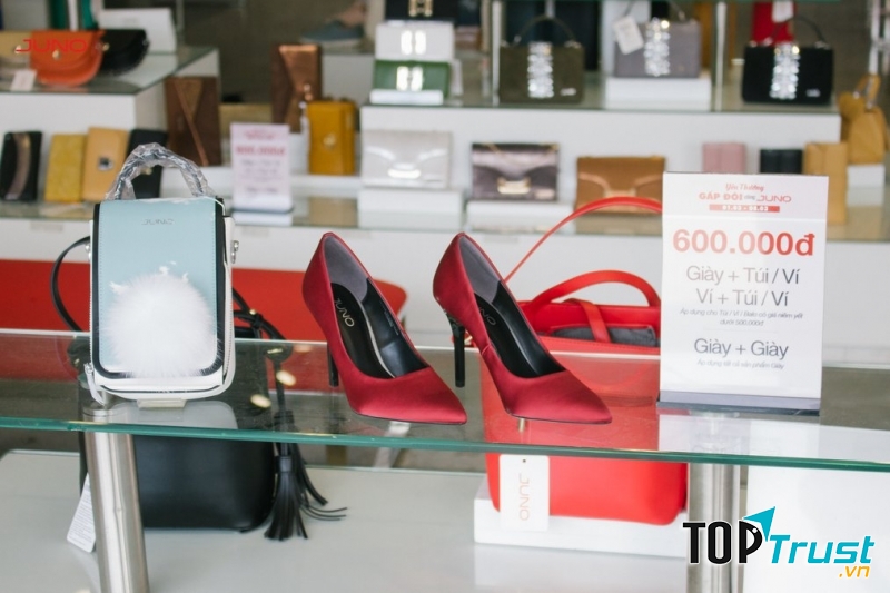 Đôi sandal cao gót vô cùng đẹp.