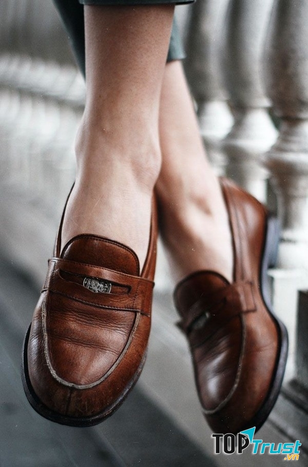 Giày loafer có chất liệu bằng da.