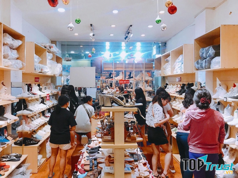 Giày Store là địa chỉ thu hút khách hàng giới trẻ