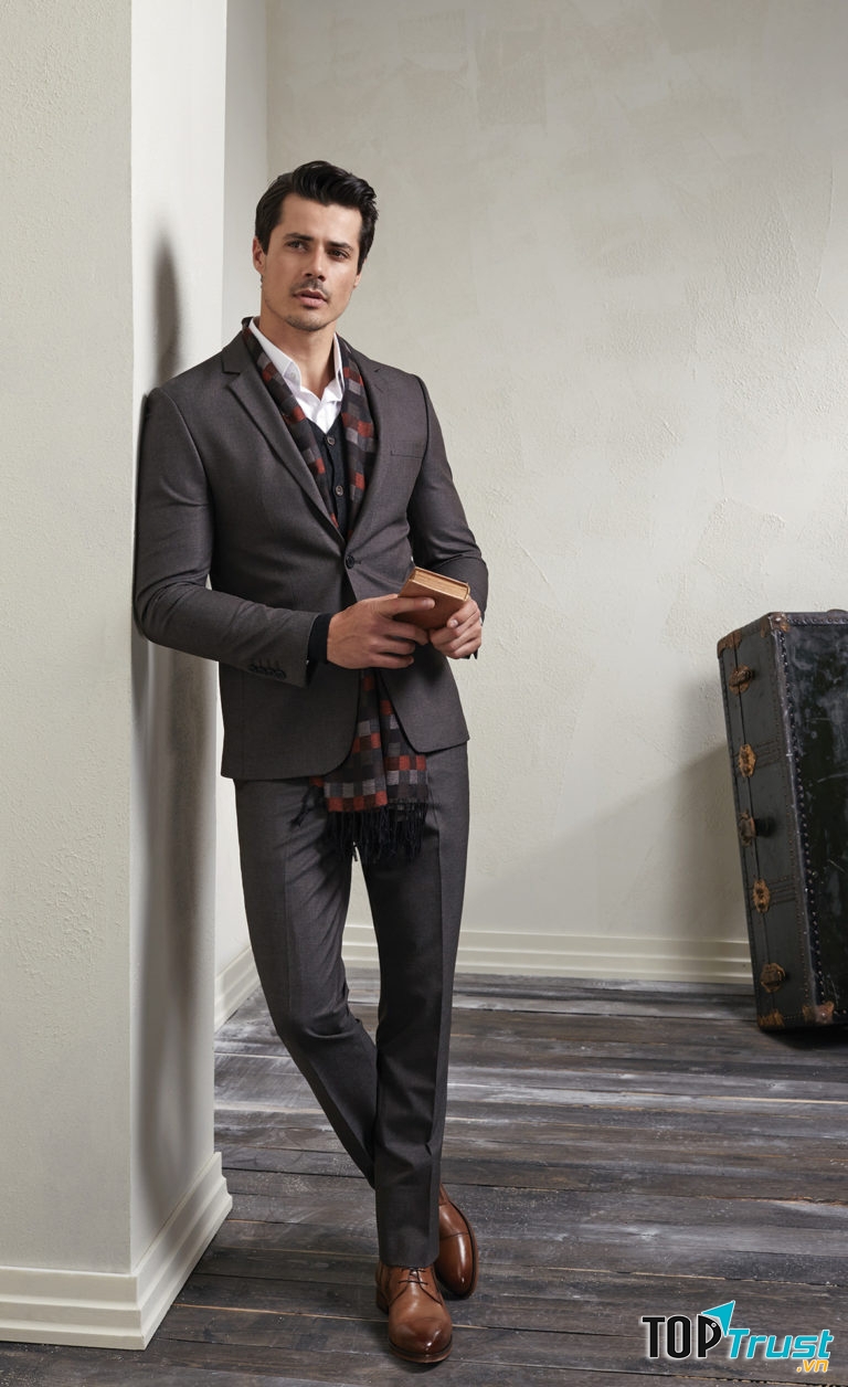 Ấn tượng với giày tây nâu kết hợp  suit xám đậm