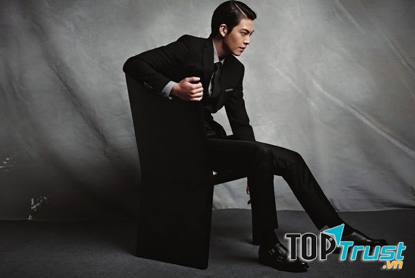 Bí ẩn trong bộ suit màu đen