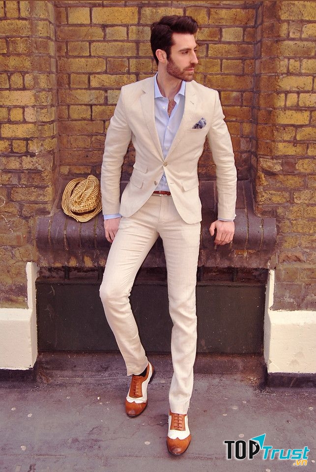 Thu hút với giày tây màu sáng kết hợp suit màu be
