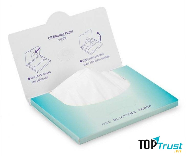 Thay vì đưa tay lên mặt hoặc rửa mặt thường xuyên để lấy đi các bã nhờn thì bạn hãy sử dụng giấy thấm dầu để thay thế nhé.